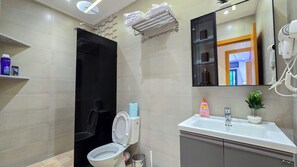 Douche, sèche-cheveux, serviettes fournies, savon