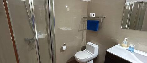 Haartrockner, Handtücher, Seife, Toilettenpapier