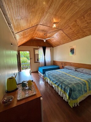 8 bedrooms, WiFi, bed sheets