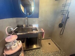 Een douche, handdoeken, zeep, toiletpapier