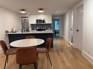 Mikrovågsugn, ugn, spishäll och diskmaskin