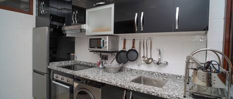 Microondas, horno y placa de cocina