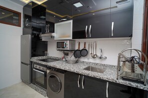 Een microgolfoven, een oven, een kookplaat