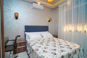 3 bedrooms, iron/ironing board, WiFi, bed sheets