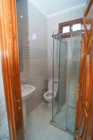 Douche, sèche-cheveux, serviettes fournies, savon
