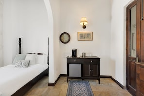 Quiet Room | In-room safe, iron/ironing board, WiFi (free), bed sheets - Casa Lucienne - Adults Only (San Juan)