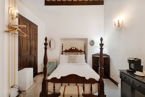 Provocateur Room | In-room safe, iron/ironing board, WiFi (free), bed sheets - Casa Lucienne - Adults Only (San Juan)