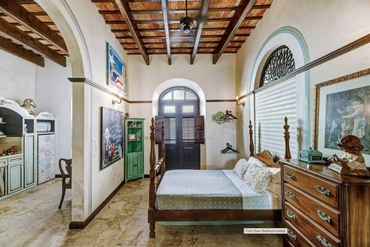 Brankas, setrika/meja setrika, Wi-Fi gratis, dan seprai linen