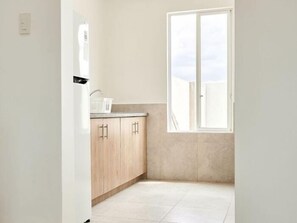 Micro-ondes, four, cafetière/bouilloire