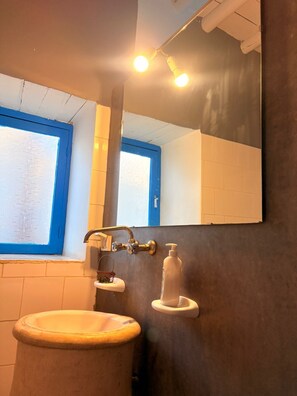 Deluxe Suite, 1 Double Bed with Sofa bed, Garden View | Bathroom | Free toiletries, towels, soap, shampoo