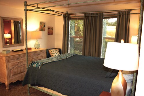 Quiet, serene 1-bedroom apartment in Oregon's capital city, Salem.