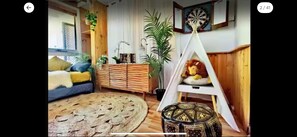 5 bedrooms, iron/ironing board, free WiFi, bed sheets