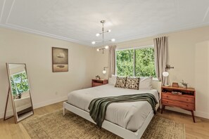 5 chambres, bureau, fer et planche à repasser, lit parapluie