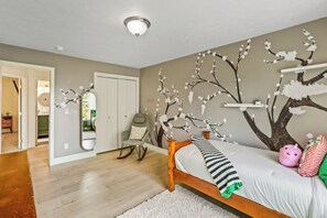 5 bedrooms, desk, iron/ironing board, travel cot