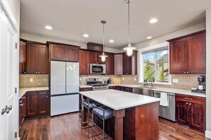 Réfrigérateur, four à micro-ondes, un four, surface de cuisson