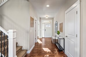 Interior - Modern 5 beds 4 bedrooms/2.5ba w/Billiards Room, Quiet Neighborhood. (Gresham)