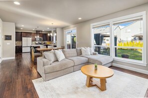 Smart TV - Modern 5 beds 4 bedrooms/2.5ba w/Billiards Room, Quiet Neighborhood. (Gresham)