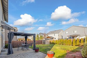 Outdoor dining - Modern 5 beds 4 bedrooms/2.5ba w/Billiards Room, Quiet Neighborhood. (Gresham)