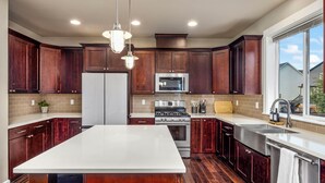 Coffee/tea maker, fridge, microwave, oven - Modern 5 beds 4 bedrooms/2.5ba w/Billiards Room, Quiet Neighborhood. (Gresham)
