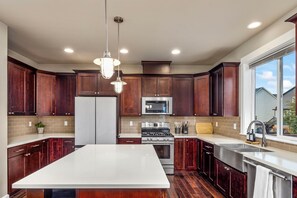 Fridge, microwave, oven, stovetop - Modern 5 beds 4 bedrooms/2.5ba w/Billiards Room, Quiet Neighborhood. (Gresham)