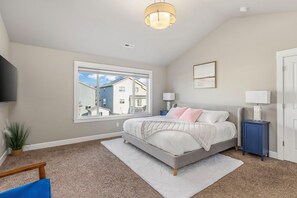 4 bedrooms, iron/ironing board, free WiFi, bed sheets - Modern 5 beds 4 bedrooms/2.5ba w/Billiards Room, Quiet Neighborhood. (Gresham)