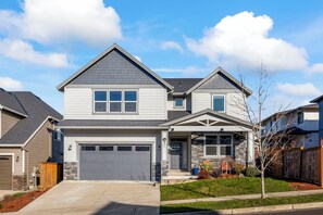 Exterior - Modern 5 beds 4 bedrooms/2.5ba w/Billiards Room, Quiet Neighborhood. (Gresham)