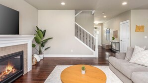 Smart TV, fireplace - Modern 5 beds 4 bedrooms/2.5ba w/Billiards Room, Quiet Neighborhood. (Gresham)