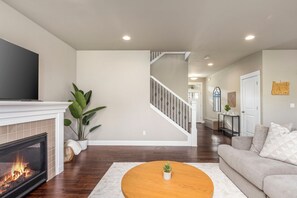 Smart TV - Modern 5 beds 4 bedrooms/2.5ba w/Billiards Room, Quiet Neighborhood. (Gresham)