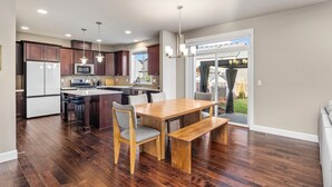 Dining - Modern 5 beds 4 bedrooms/2.5ba w/Billiards Room, Quiet Neighborhood. (Gresham)