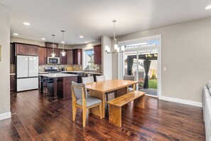 Dining - Modern 5 beds 4 bedrooms/2.5ba w/Billiards Room, Quiet Neighborhood. (Gresham)