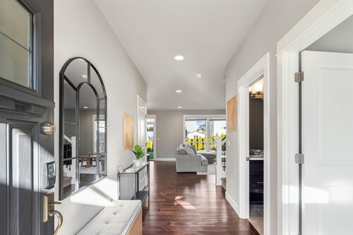 Modern 5 beds 4 bedrooms/2.5ba w/Billiards Room, Quiet Neighborhood.