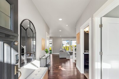 Modern 5 beds 4 bedrooms/2.5ba w/Billiards Room, Quiet Neighborhood.