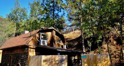 Hippie Barn Studio in upper floor near Highway 140 towards Yosemite