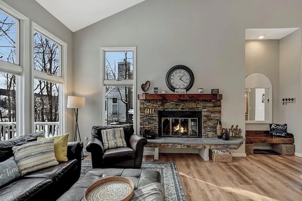 Televisor, llar de foc i futbolí