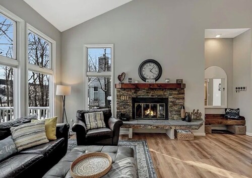 Beautiful Summer getaway near lake, hiking, and more! Clean and comfortable! 