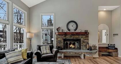 Beautiful Summer getaway near lake, hiking, and more! Clean and comfortable!
