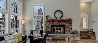 Beautiful Summer getaway near lake, hiking, and more! Clean and comfortable!