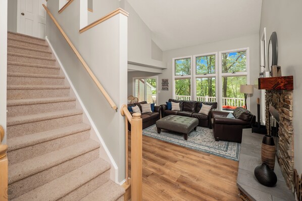 Televisión, chimenea y futbolito