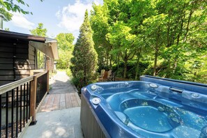 Outdoor spa tub - Rustic Chic Chalet  Spa, Firepit, Near Lake Access (Saint-Adolphe-d`Howard)