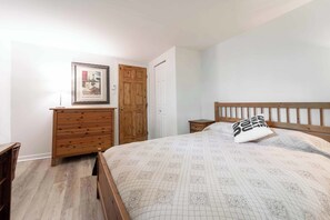 2 bedrooms, travel cot, free WiFi, bed sheets