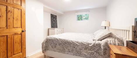 2 bedrooms, travel cot, free WiFi, bed sheets