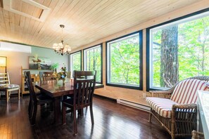 Dining - Rustic Chic Chalet  Spa, Firepit, Near Lake Access (Saint-Adolphe-d`Howard)