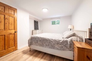 2 bedrooms, desk, travel cot, free WiFi