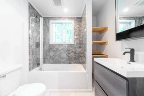 Shower, shampoo - Rustic Chic Chalet  Spa, Firepit, Near Lake Access (Saint-Adolphe-d`Howard)