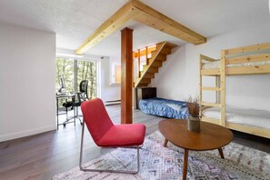 2 bedrooms, desk, travel cot, free WiFi