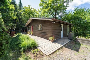 Exterior - Rustic Chic Chalet  Spa, Firepit, Near Lake Access (Saint-Adolphe-d`Howard)