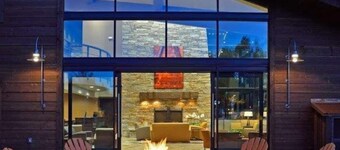 Modern Studio Condo -  65" TV, King Bed, Hot Tub