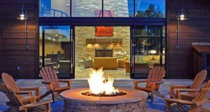 Modern Studio Condo - 65" TV, King Bed, Hot Tub