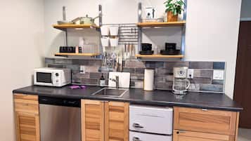 Fridge, microwave, stovetop, dishwasher