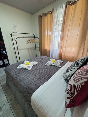 2 bedrooms, free WiFi, bed sheets - Modern House + Rustic Terrace in Fortuna (Provincia de Alajuela)